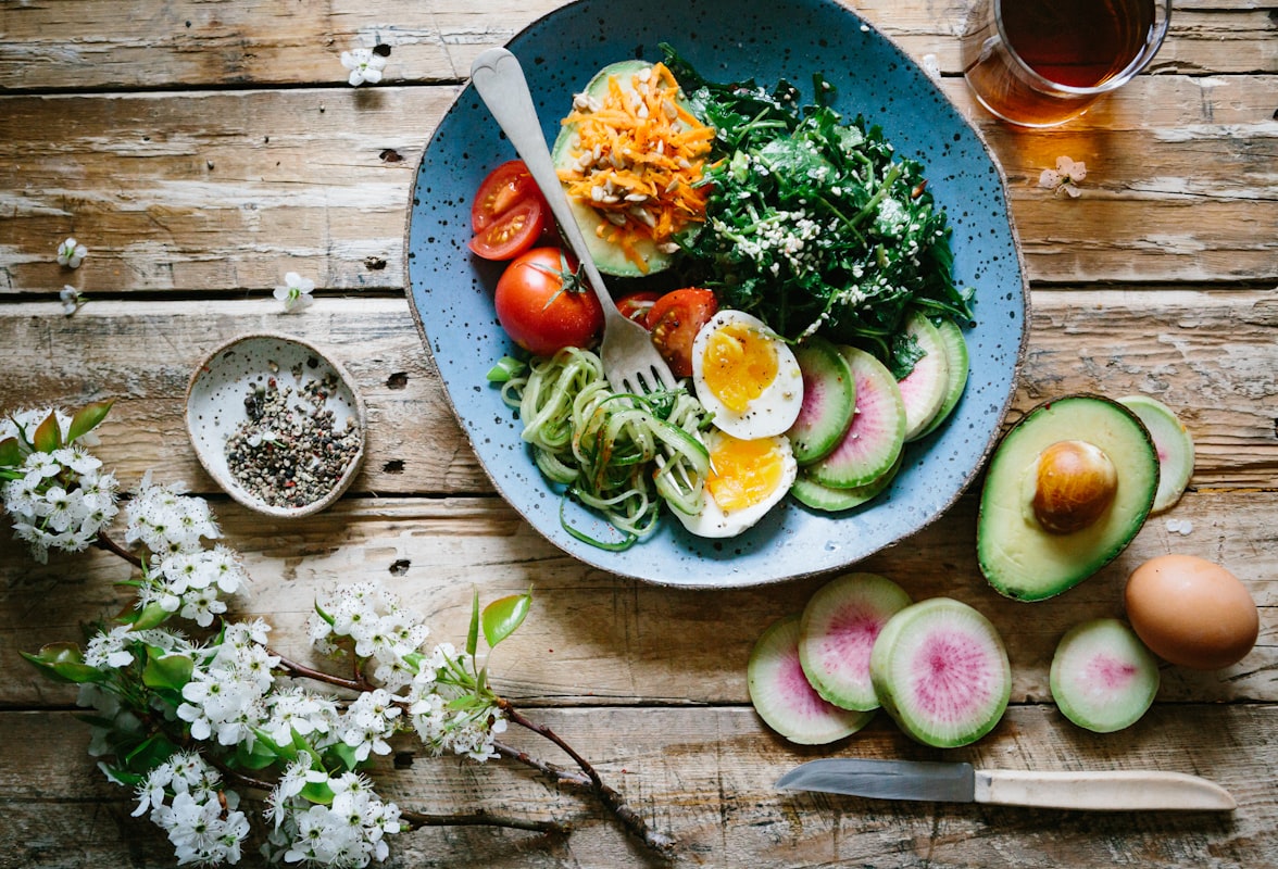 Salat mit Gemüse und Hühnerbrust